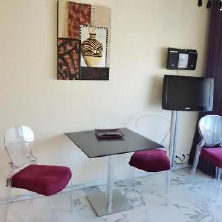 Stylish One Bedroom In Just Off The Croisette And Near Beaches - 680 아파트 칸느