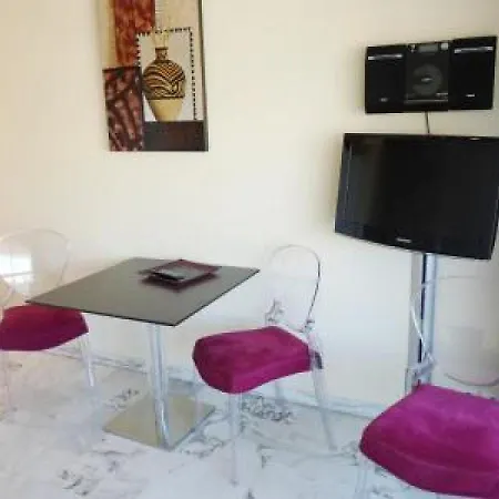 Stylish One Bedroom In Just Off The Croisette And Near Beaches - 680 아파트 칸느